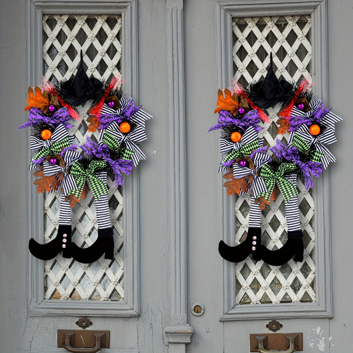 Ghirlanda per porta di Halloween | Gambe di strega con calze a righe