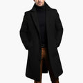 Cappotto da uomo con colletto dentellato e chiusura con bottoni sul davanti