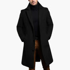 Cappotto da uomo con colletto dentellato e chiusura con bottoni sul davanti