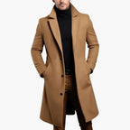 Cappotto da uomo con colletto dentellato e chiusura con bottoni sul davanti