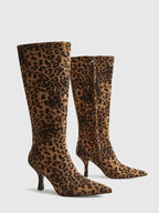 Stivali alti al ginocchio con stampa leopardata | Design con tacco medio a punta in pelle scamosciata