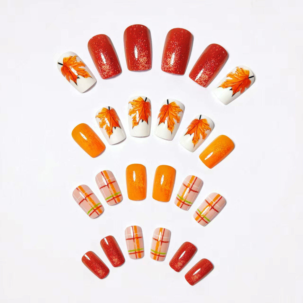 Nail art con design a foglia autunnale