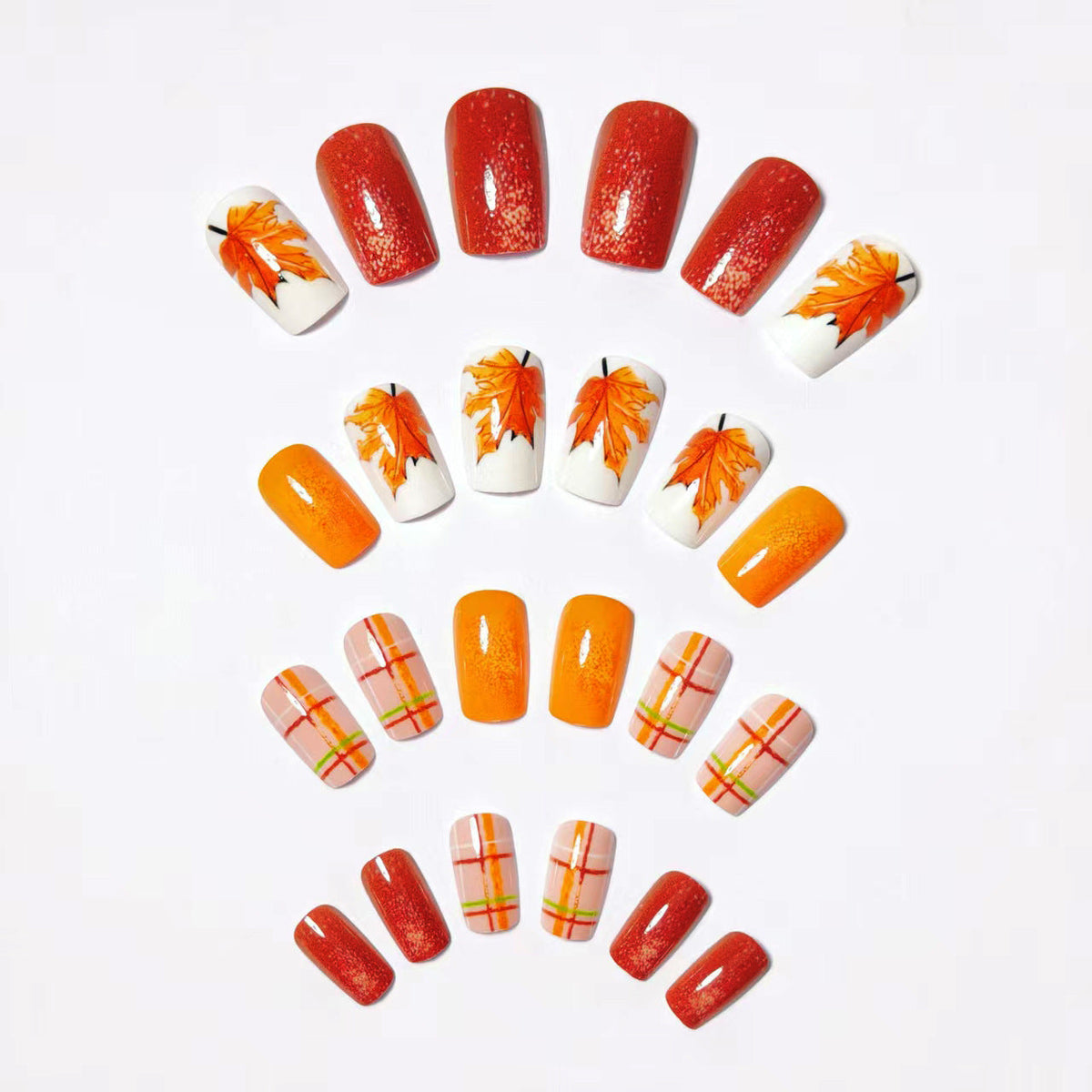 Nail art con design a foglia autunnale