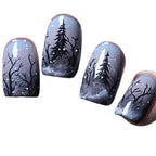 Nail art artificiale con motivo foresta invernale