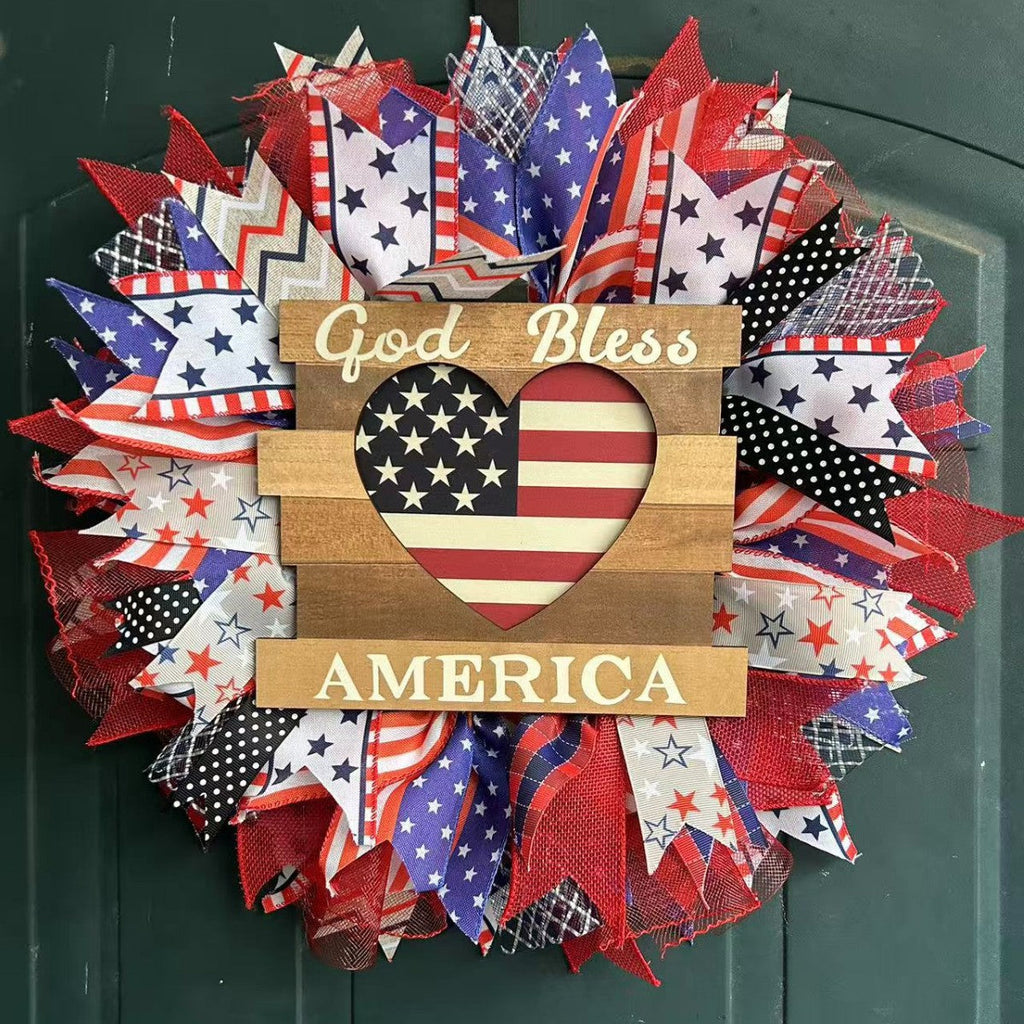Ghirlanda decorativa patriottica americana per porta d'ingresso con nastro a rete di tela e placca a cuore in legno con nastro a rete di tela