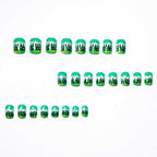 Nail art festosa nella foresta invernale