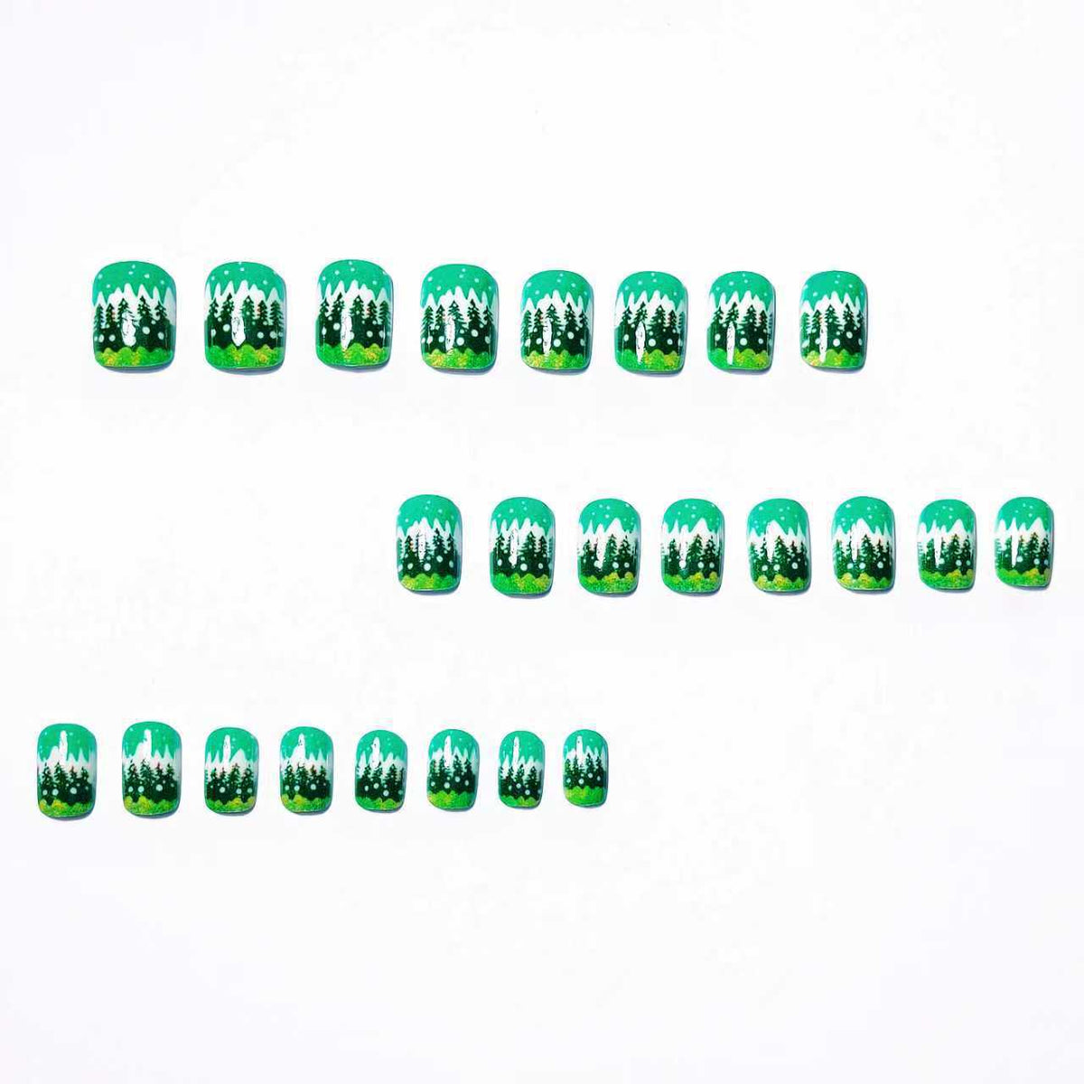 Nail art festosa nella foresta invernale