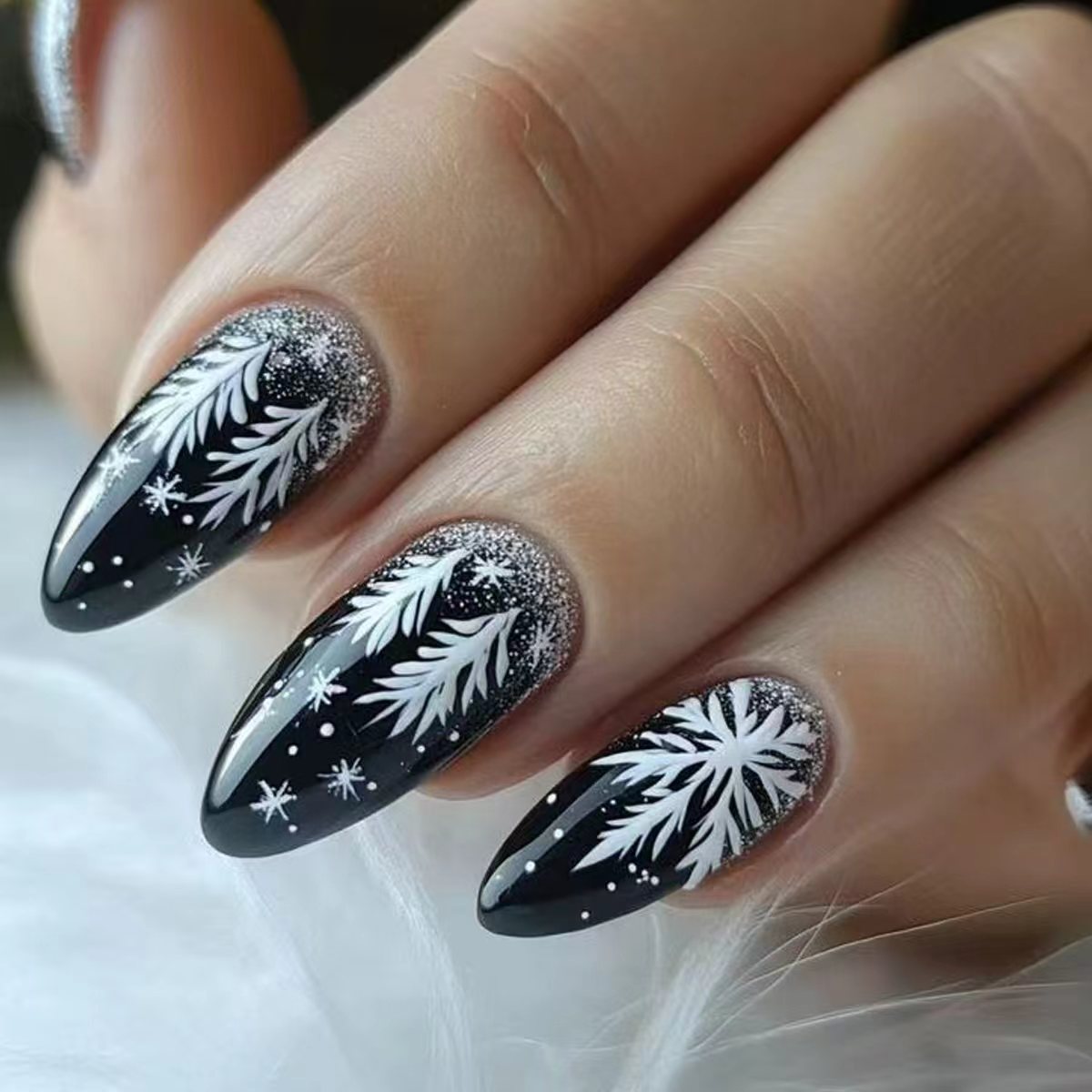 Nail art a tema invernale innevato