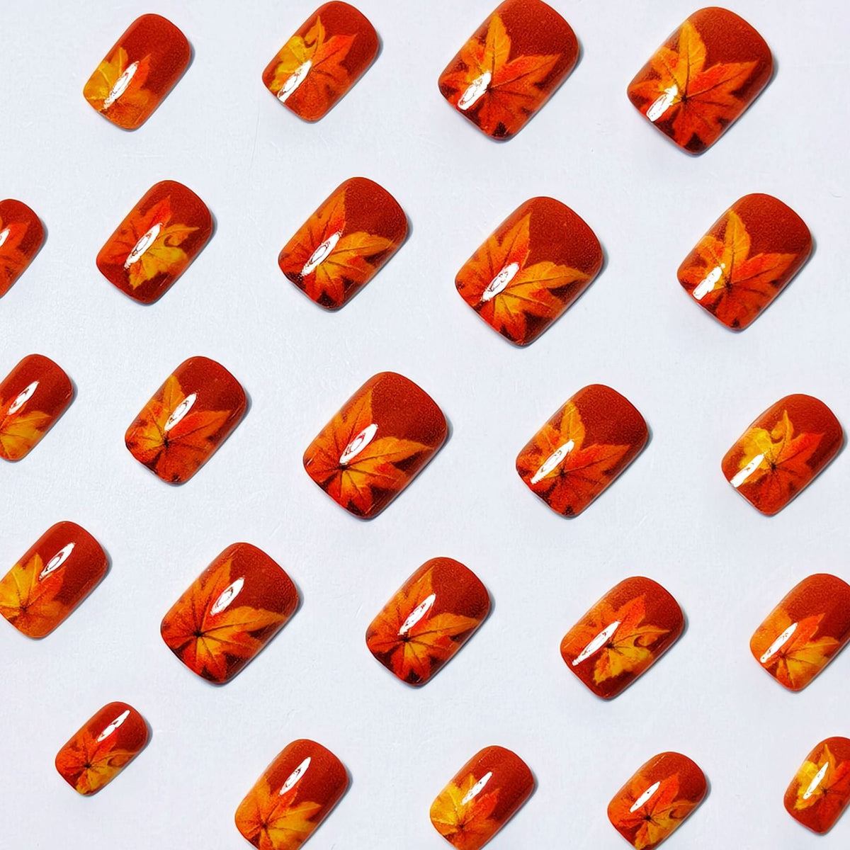 Nail art con motivo a foglie autunnali