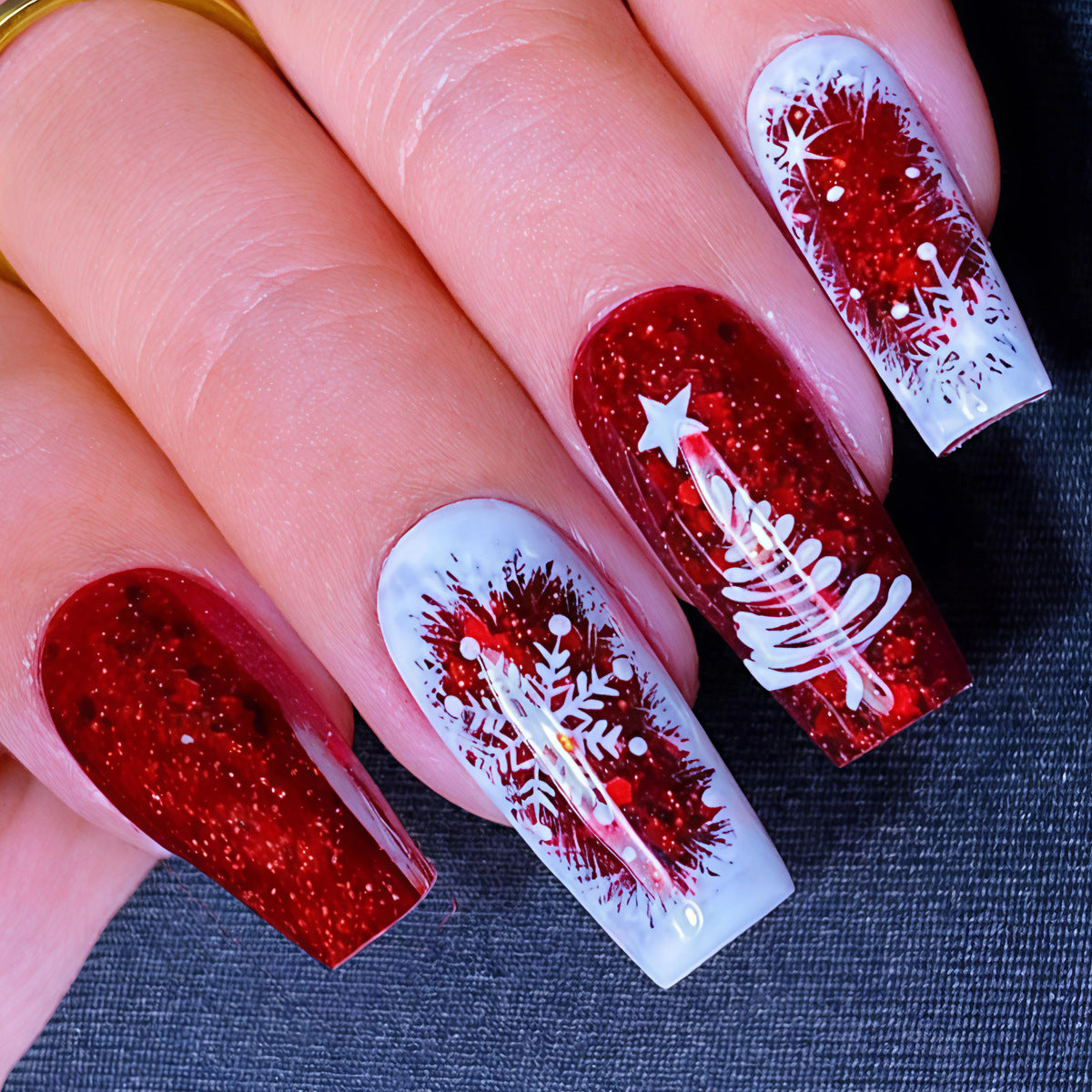Festosa nail art natalizia scintillante
