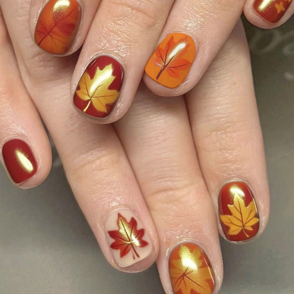 Nail art in gel con motivo foglia autunnale
