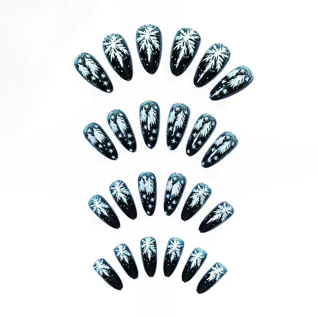 Nail art a tema invernale innevato