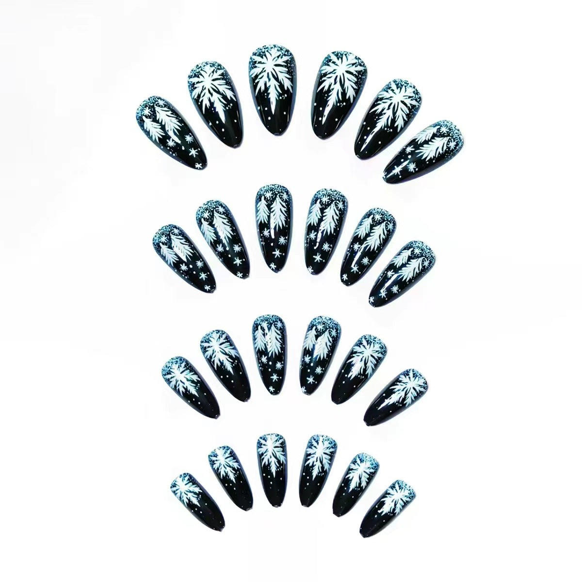 Nail art a tema invernale innevato