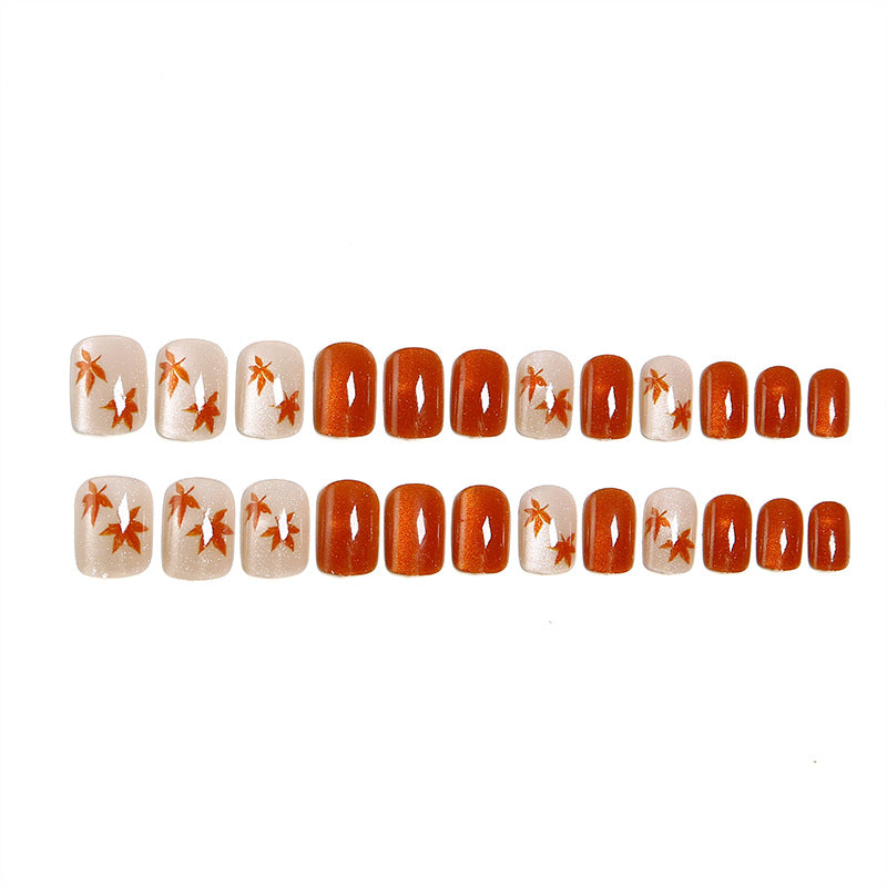 Elegante set per unghie con foglie autunnali