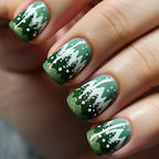 Nail art festosa nella foresta invernale