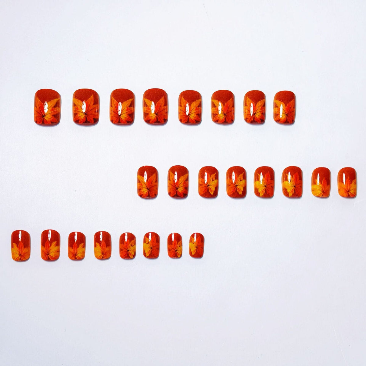 Nail art con motivo a foglie autunnali