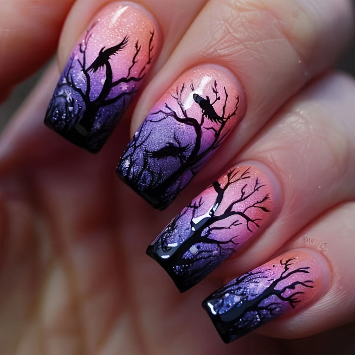 Nail art creativa con il mistico design della foresta autunnale