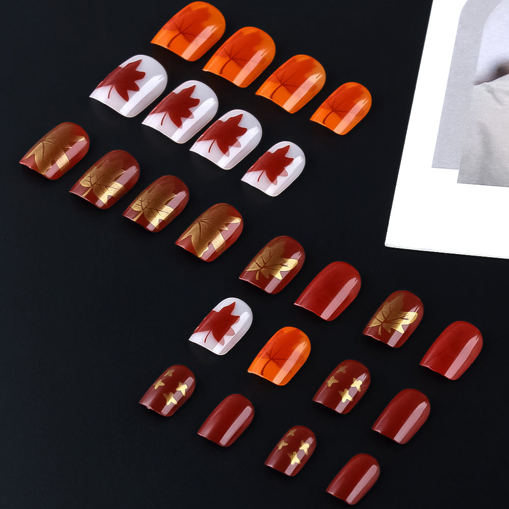 Nail art in gel con motivo foglia autunnale