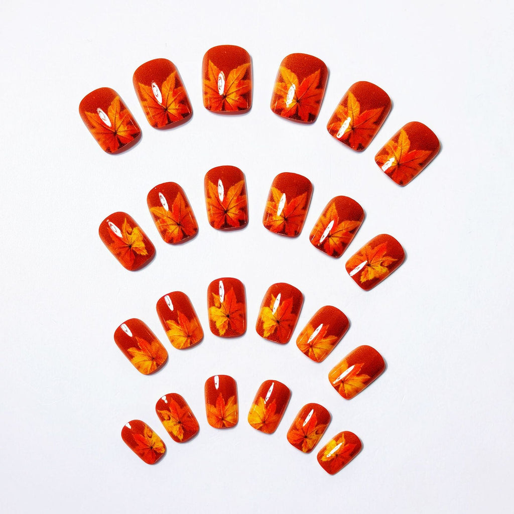 Nail art con motivo a foglie autunnali