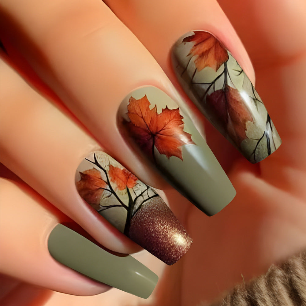 Nail art press-on a tema foglie autunnali