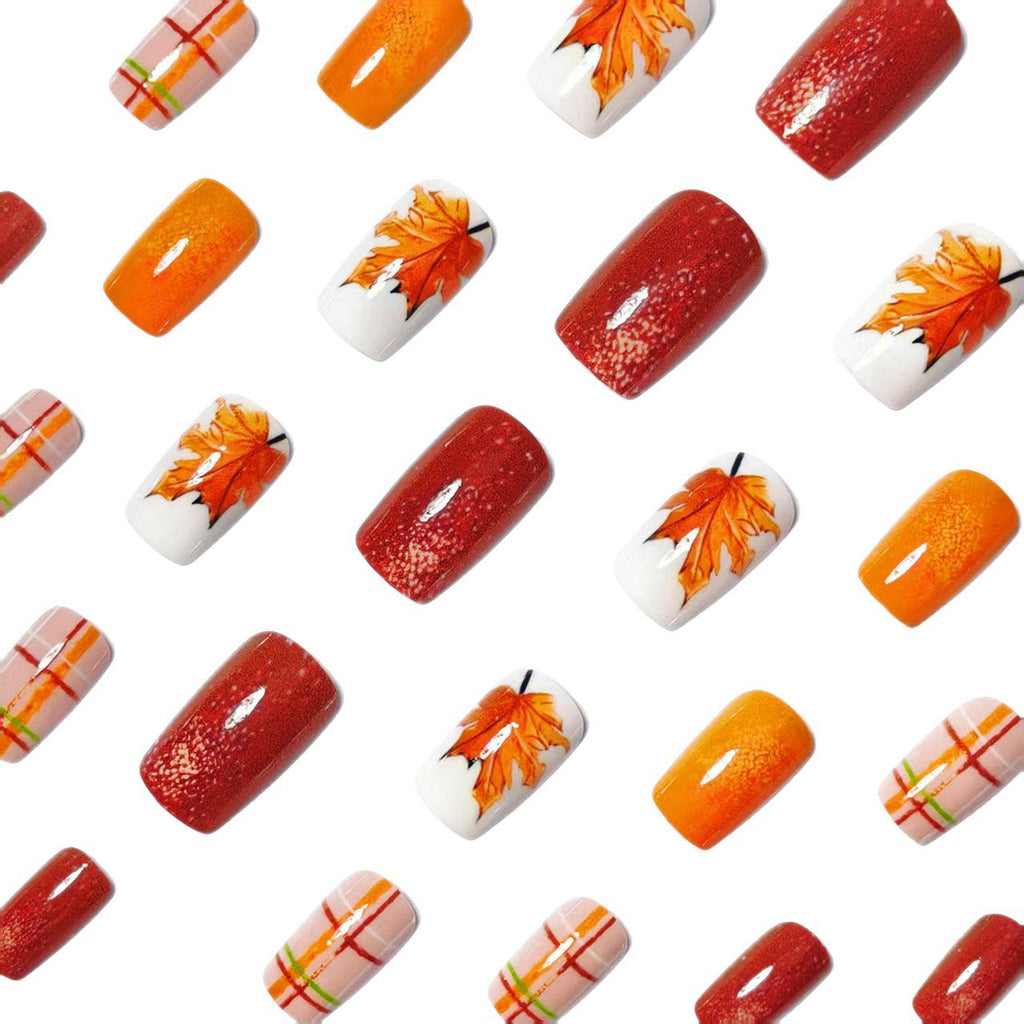 Nail art con design a foglia autunnale