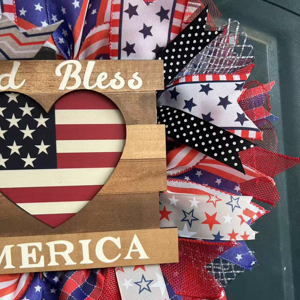 Ghirlanda decorativa patriottica americana per porta d'ingresso con nastro a rete di tela e placca a cuore in legno con nastro a rete di tela