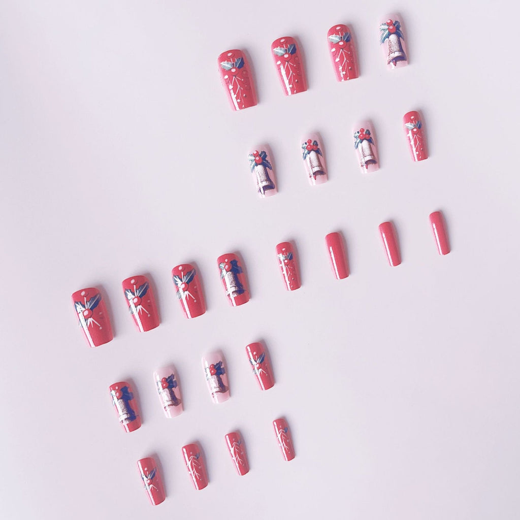 Set per unghie artificiali con design natalizio festivo e dettagli glitterati