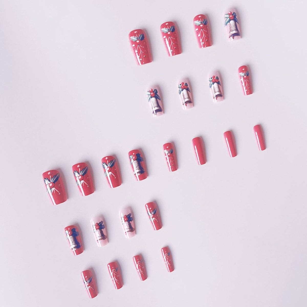 Set per unghie artificiali con design natalizio festivo e dettagli glitterati