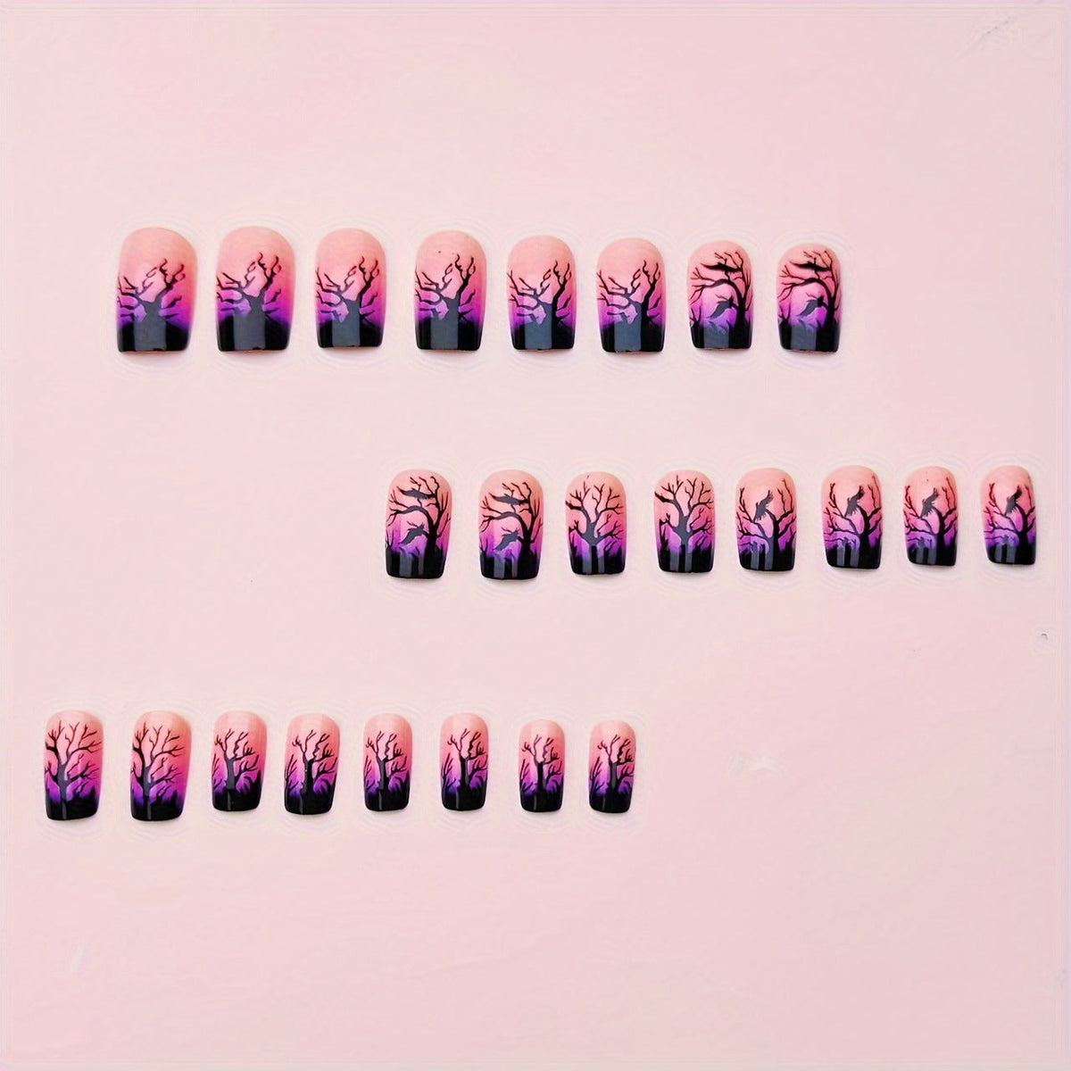 Nail art creativa con il mistico design della foresta autunnale