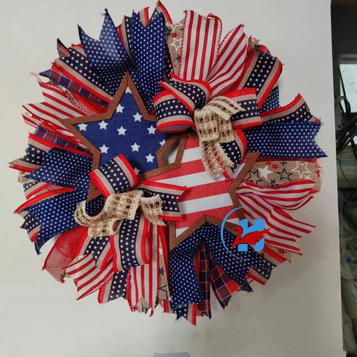 Ghirlanda unisex per porta nan more patriottica con design a stella, realizzata in legno e nastri di iuta