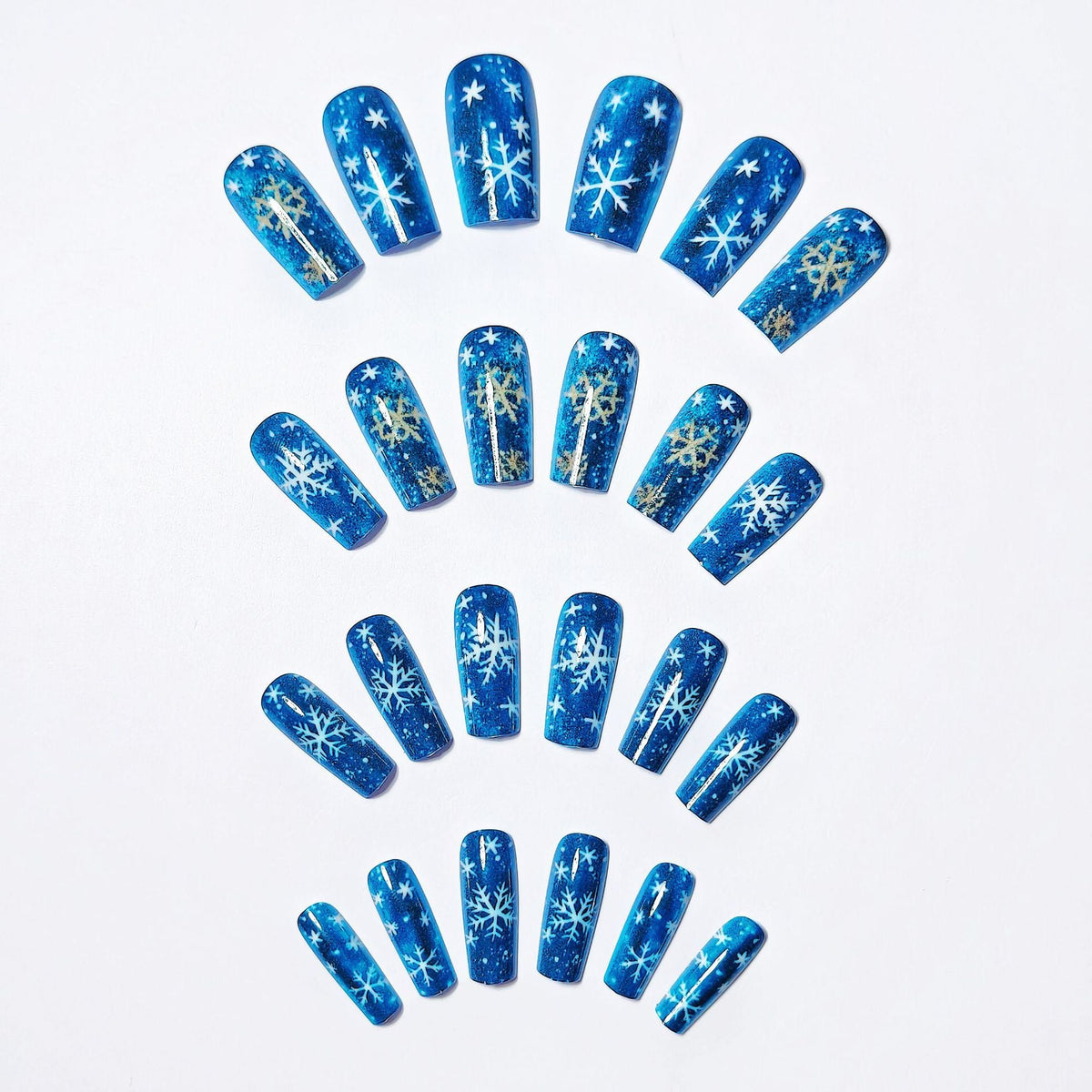 Nail art glitterata a tema invernale festivo