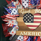 Ghirlanda decorativa patriottica americana per porta d'ingresso con nastro a rete di tela e placca a cuore in legno con nastro a rete di tela
