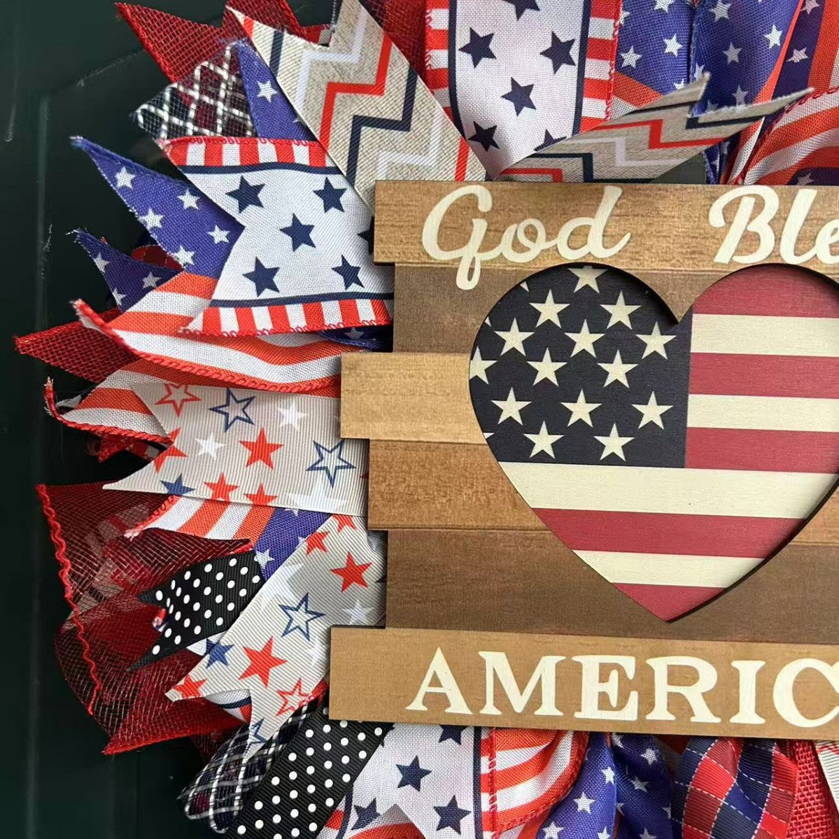 Ghirlanda decorativa patriottica americana per porta d'ingresso con nastro a rete di tela e placca a cuore in legno con nastro a rete di tela