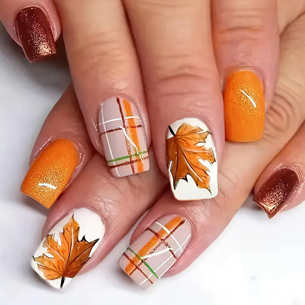 Nail art con design a foglia autunnale
