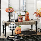 Decorazione di Halloween con volti di zucca espressivi