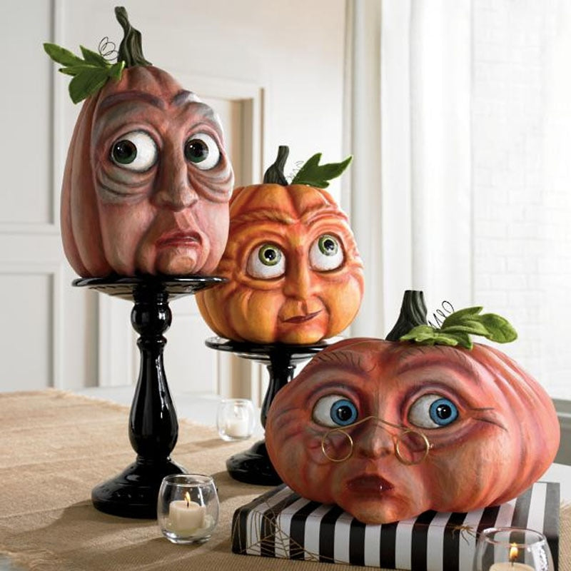 Decorazione di Halloween con volti di zucca espressivi