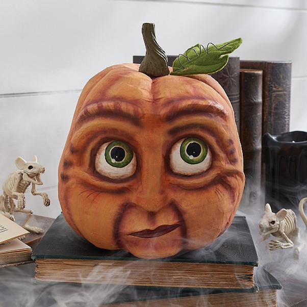 Decorazione di Halloween con volti di zucca espressivi