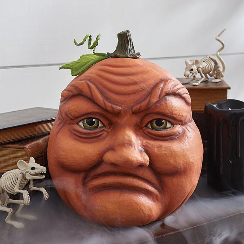 Decorazione di Halloween con volti di zucca espressivi