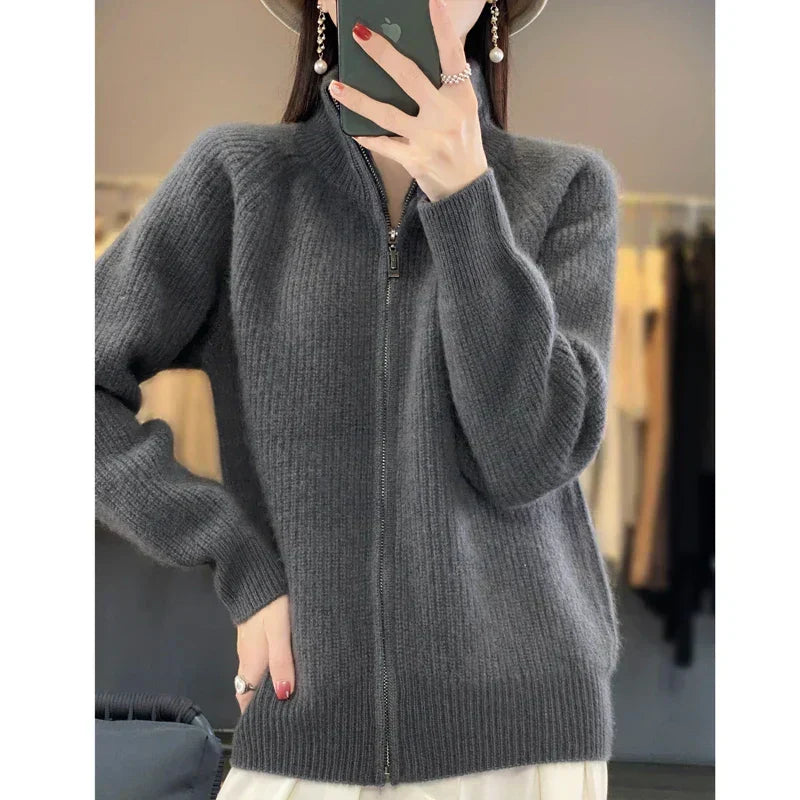 Cardigan/maglione da donna con cerniera in pura lana 100%.