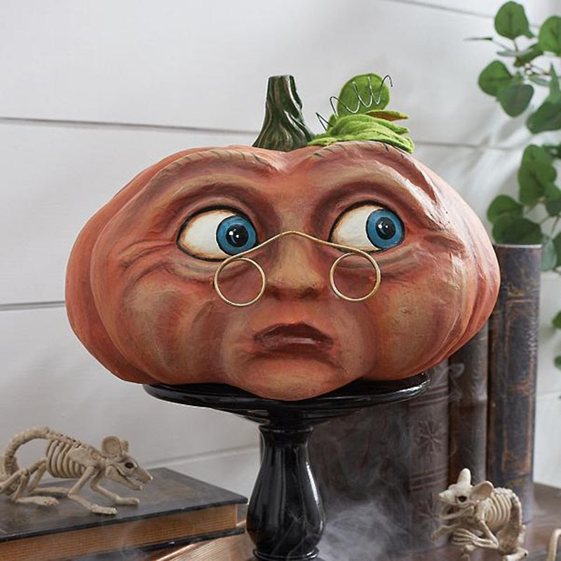 Decorazione di Halloween con volti di zucca espressivi