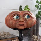 Decorazione di Halloween con volti di zucca espressivi