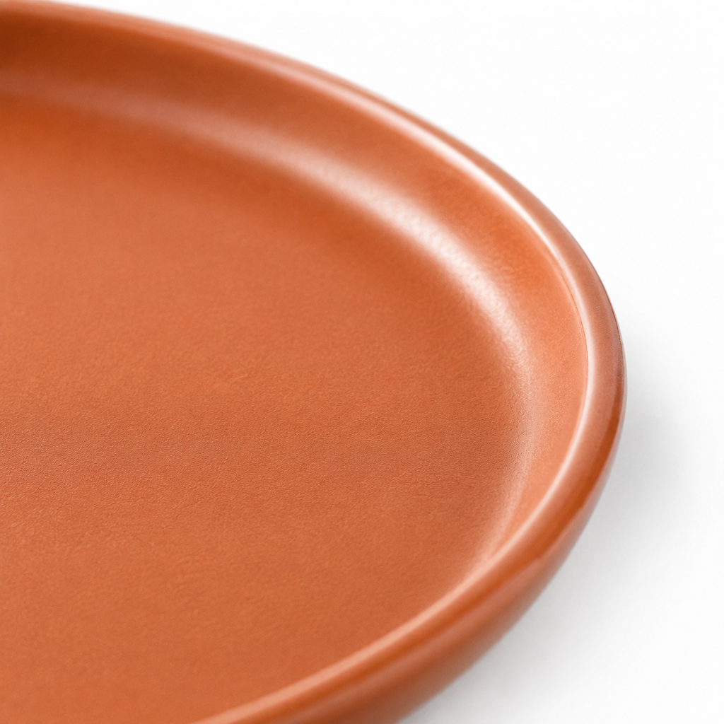 Piatto in ceramica terracotta con cibo