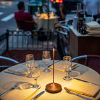 Lampada da tavolo LED senza fili bianca e dorata dal design moderno per soggiorno o terrazza