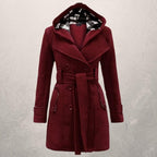 Cappotto con cintura e cappuccio per uno stile invernale accogliente