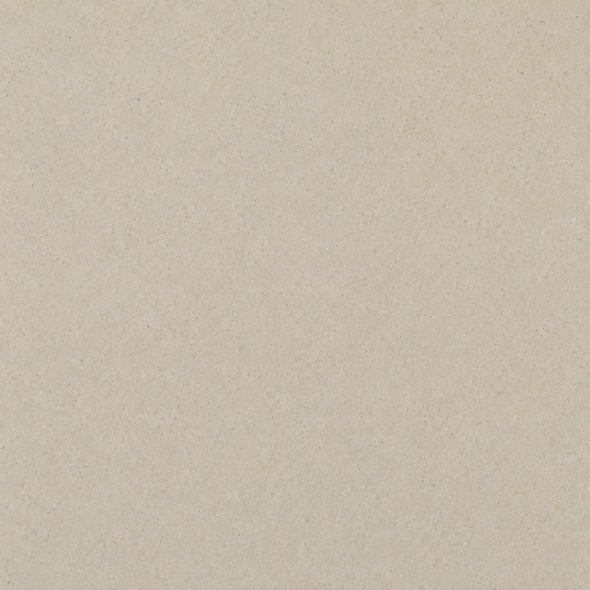 Piatto in ceramica beige su tavola apparecchiata