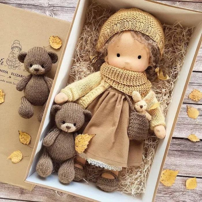 Bambola Waldorf di lana con viso ricamato, morbida, resistente e fatta a mano
