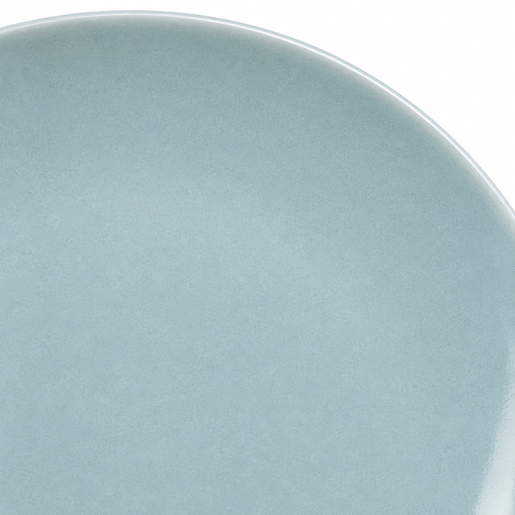 Piatto in ceramica azzurro con riflessi di luce