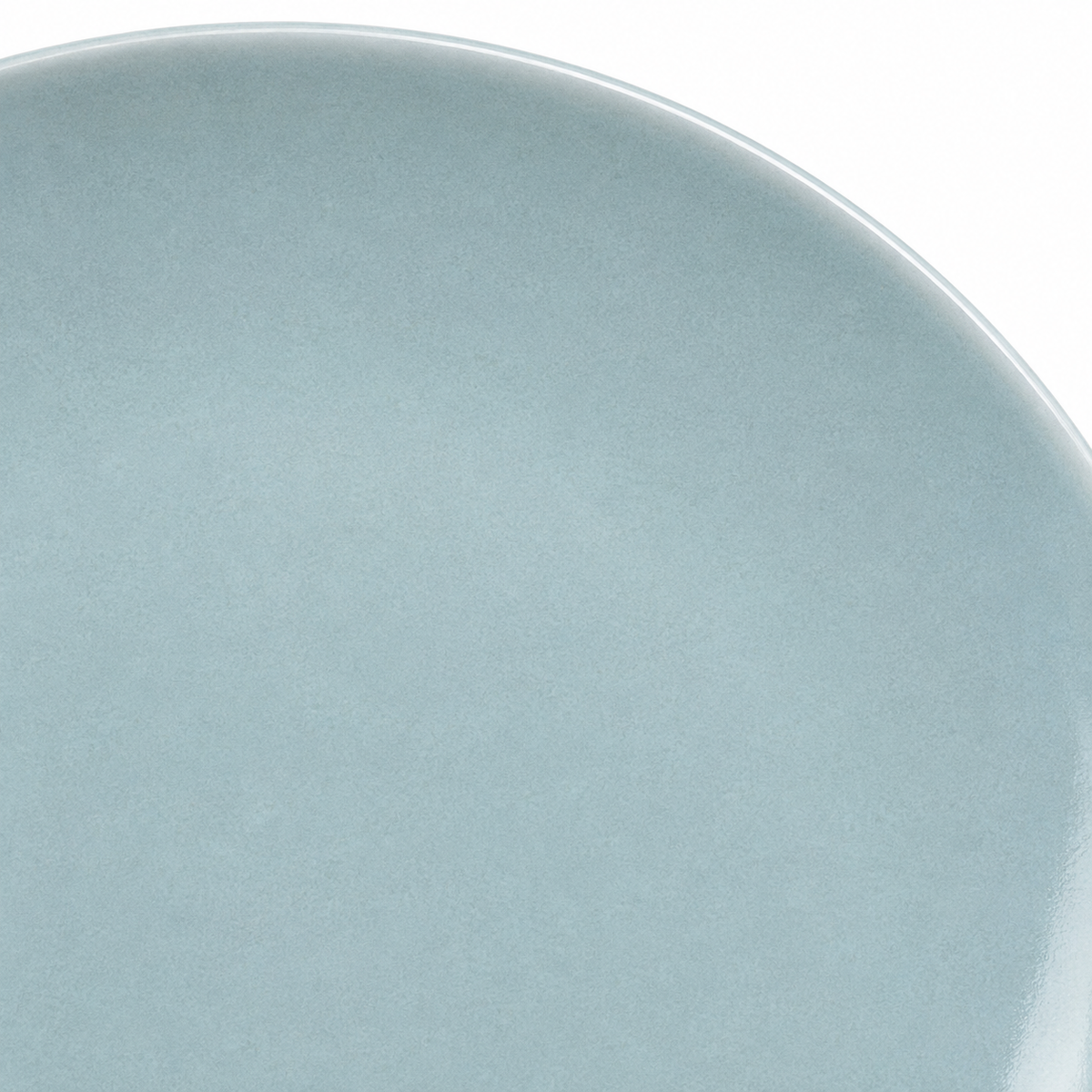 Piatto in ceramica azzurro con riflessi di luce