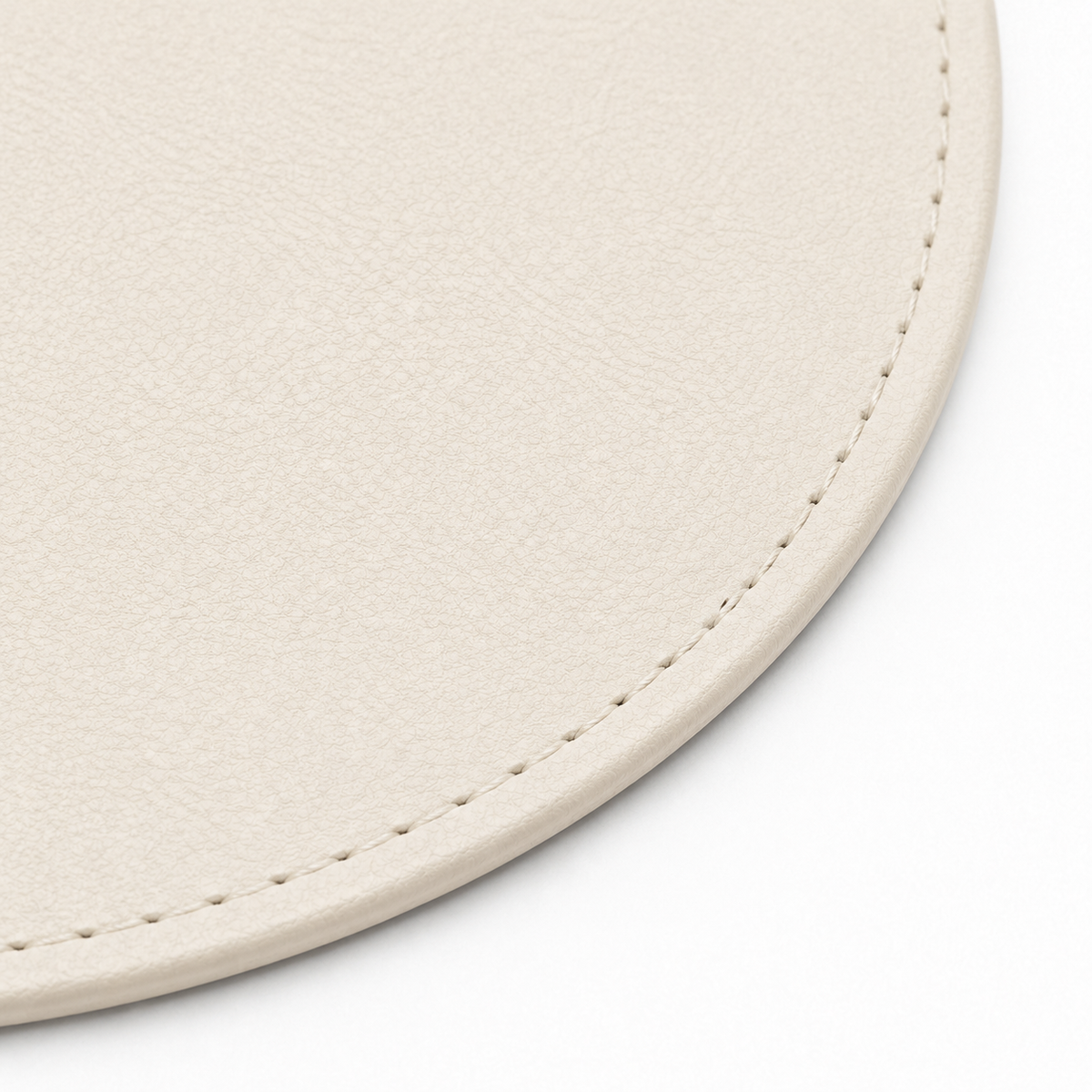 Tovaglietta in ecopelle beige su tavola apparecchiata