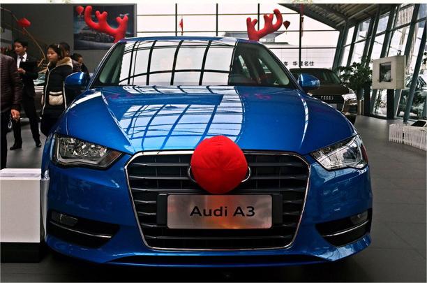 Decorazione divertente di corna di auto di Natale